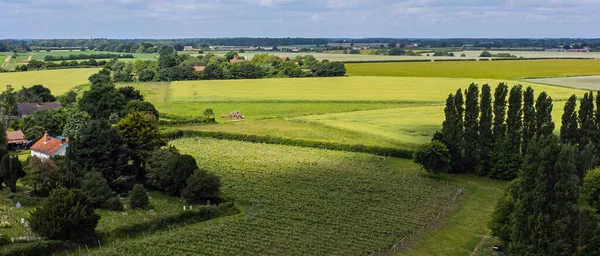 Flygbild Ett Vidsträckt Jordbruksfält Landsbygden Molnig Himmel — Stockfoto