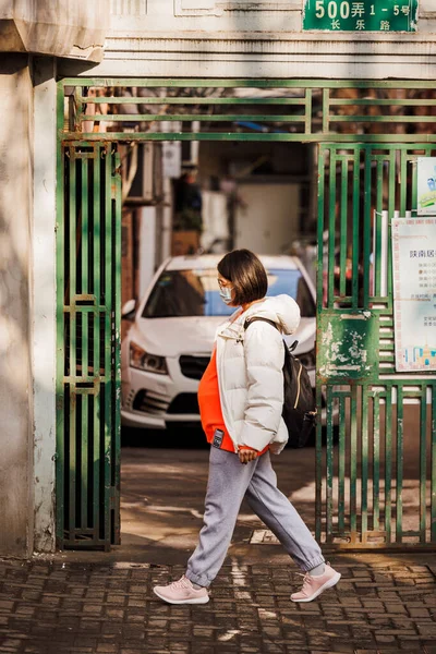 Вертикальний Кадр Молодої Вагітної Жінки Йде Вулиці Шанхаї Китай — стокове фото