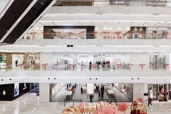 Emberek Modern Bevásárlóközpont Sanghajban Kínában — Stock Fotó