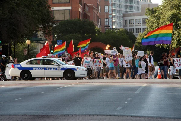 一个Lgbtq团体在德克萨斯州达拉斯市中心游行 宣传平等权利和同性恋恐惧症 — 图库照片