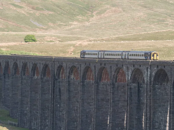 Ribblehead Viyadük Teki Yolcu Treni Settle Carlisle Demiryolu Ribblehead Ngiltere — Stok fotoğraf