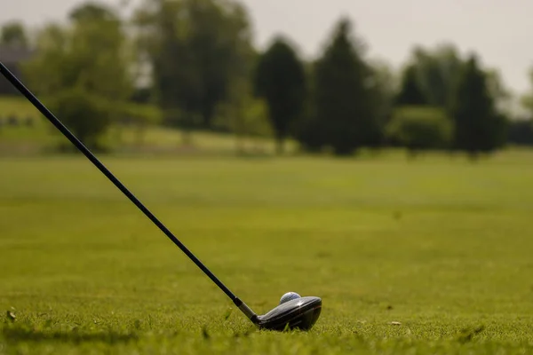 Een Close Van Een Golfclub Een Bal Groene Fiedls Een — Stockfoto