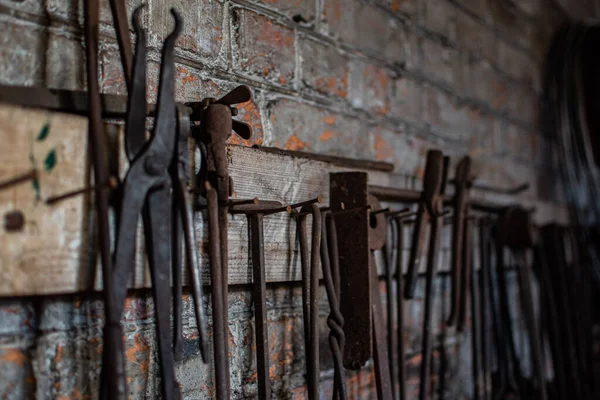 Ein Satz Alter Rostiger Metallwerkzeuge Hängt Der Wand Der Werkstatt — Stockfoto