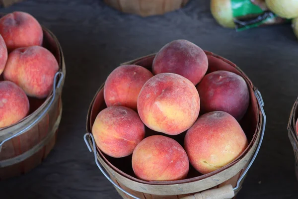 Closeup Fresh Harvested Peaches Wooden Buckets Sold Roadside Stand — Stock Photo, Image