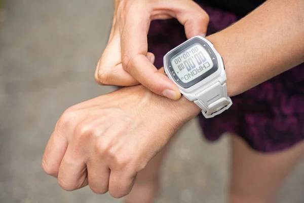 Een Jonge Atletische Vrouw Met Behulp Van Een Fitness Tracker — Stockfoto