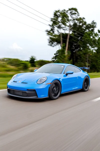 Egy Függőleges Lövés Egy Kék Porsche 911 Gt3 Sportheg Mozgásban — Stock Fotó