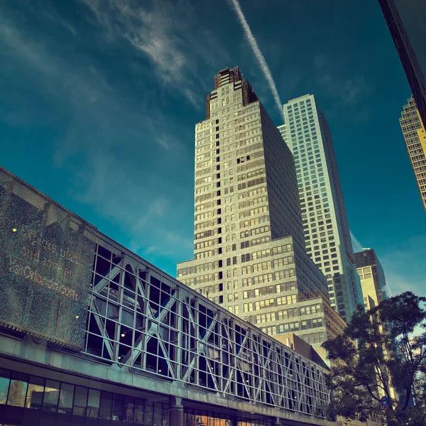 Tiro Ângulo Baixo Fachadas Edifícios Altos Sob Céu Azul Brilhante — Fotografia de Stock