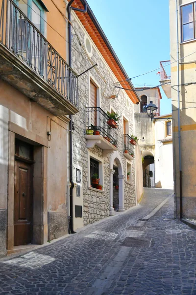 意大利萨莱尔诺省的一个中世纪村庄泰加诺的老房子之间的一条狭窄的街道 — 图库照片