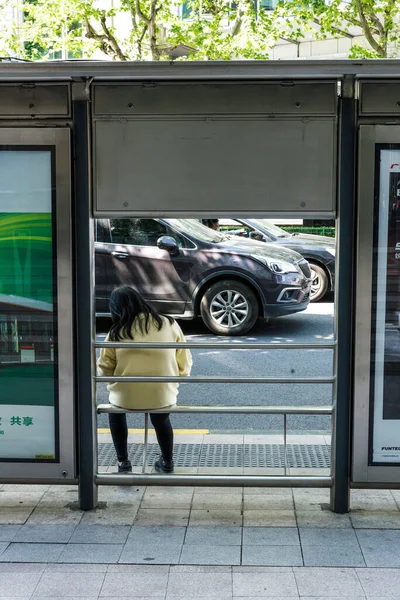 Uma Fêmea Sentada Esperando Banco Uma Parada Ônibus — Fotografia de Stock