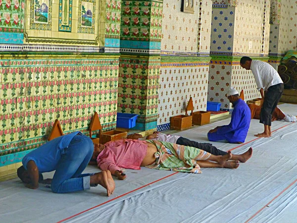 Mężczyźni Modlący Się Relaksujący Meczecie — Zdjęcie stockowe