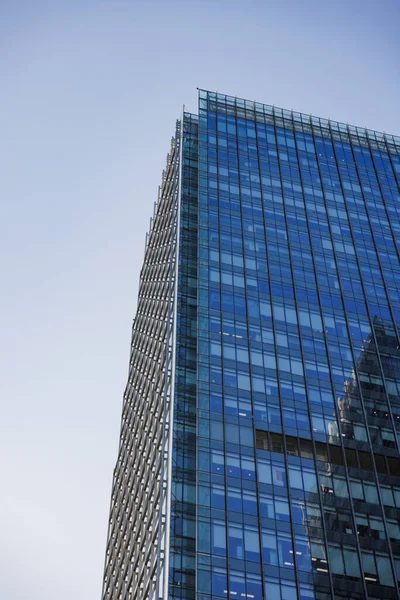 Вертикальний Низький Кут Зроблений Високого Синього Скла Сучасний Хмарочос Шанхаї — стокове фото