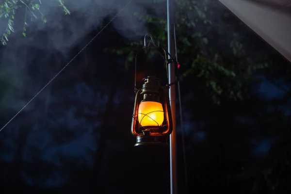 Una Bella Lampada Arancione Illuminata Notte Uno Sfondo Sfocato — Foto Stock