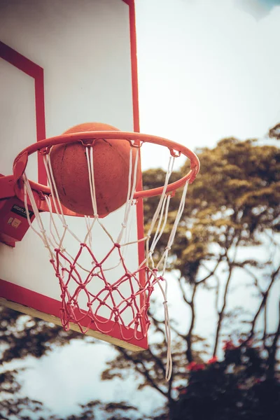 Ein Vertikaler Schuss Basketball Auf Dem Platz — Stockfoto