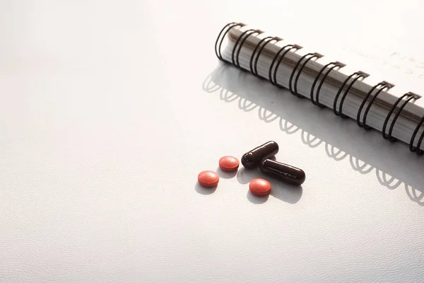 Řada Barevných Medicínských Pilulek Notebook Izolované Bílém Pozadí — Stock fotografie