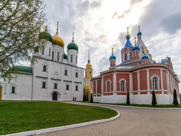 Kolomna Ryssland Ortodoxa Kyrkor Katedraltorget Antagande Katedralen Klocktornet Tikhvinskaja Kyrka — Stockfoto