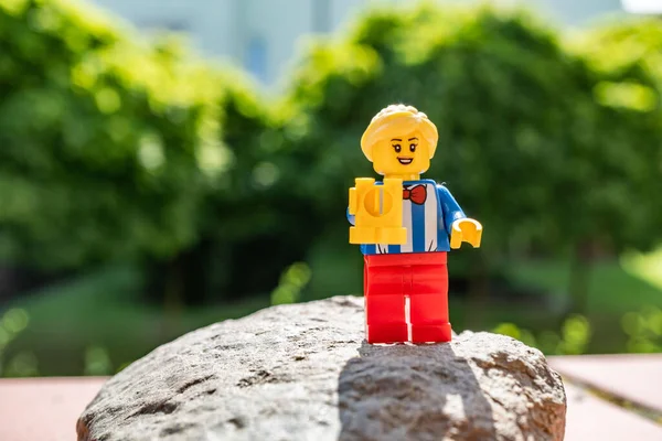 Lego Kvinna Statyett Hålla Kikare Och Står Sten Solig Dag — Stockfoto