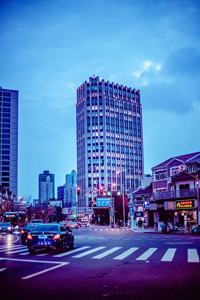 Вертикальный Снимок Городского Пейзажа Шанхая Окружении Зданий Голубым Ярким Небом — стоковое фото