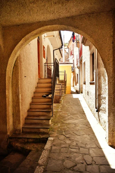 Uma Rua Estreita Entre Casas Antigas Sasso Castalda Uma Aldeia — Fotografia de Stock
