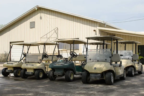 Gruppo Golf Cart Parcheggiati All Aperto Una Giornata Sole — Foto Stock