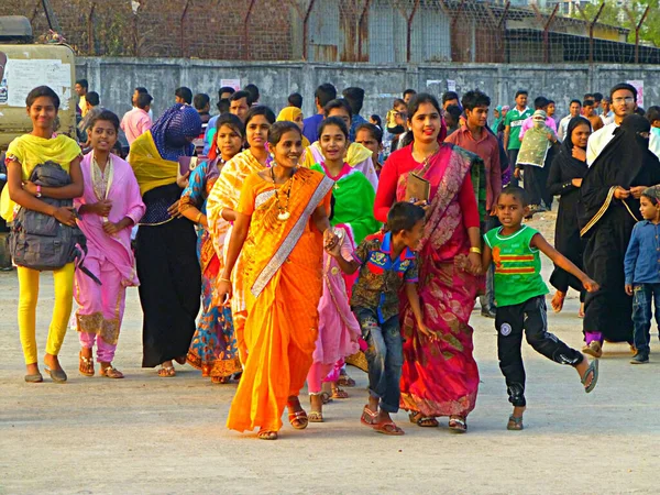 Group Beautiful Colourful People Enjoying Life Sunny Sunday Afternoon Chittagong — Stock Photo, Image