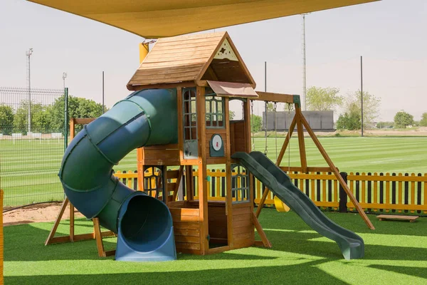 Yumuşak ahşap kule kaydırak oyun evi manzarası