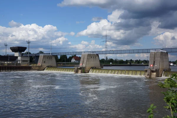 Baraj yapın ve Hanau-Krotzenburg 'u Hesse, Almanya' daki ana nehre kilitleyin. Gün ışığında hareket eden mavi-beyaz gökyüzünün önünde..