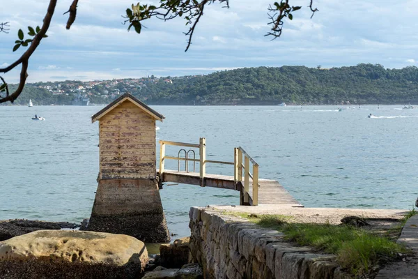 沃特森湾营地湾海滩上的小建筑 澳大利亚新南威尔士州 — 图库照片