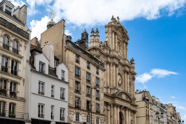 Paryż Typowe Budynki Marais Rue Saint Antoine Kościołem Saint Paul — Zdjęcie stockowe
