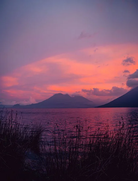 Вертикальный Снимок Вулканов Озере Атитлан Гватемале — стоковое фото