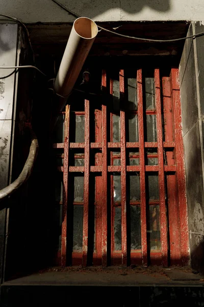 中国上海一个老式金属门的垂直拍摄 — 图库照片
