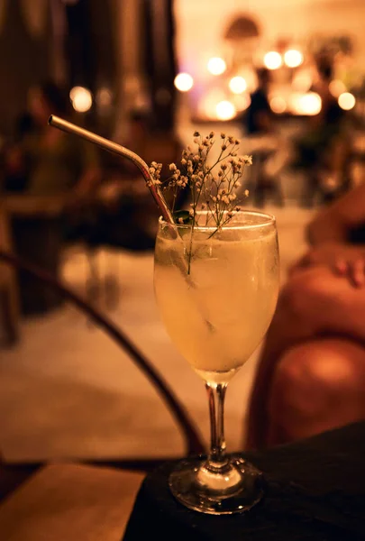 Pionowy Kieliszek Letniego Koktajlu Ozdobiony Polnymi Kwiatami Tulum Bar Cocktail — Zdjęcie stockowe