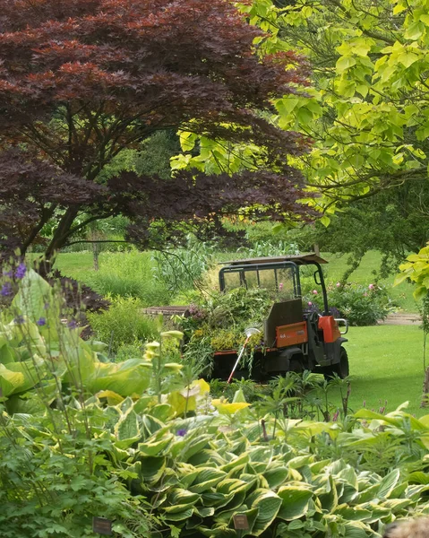 Eine Vertikale Aufnahme Eines Red Kubota 4X4 Rasentraktors Mit Gartenunkraut — Stockfoto