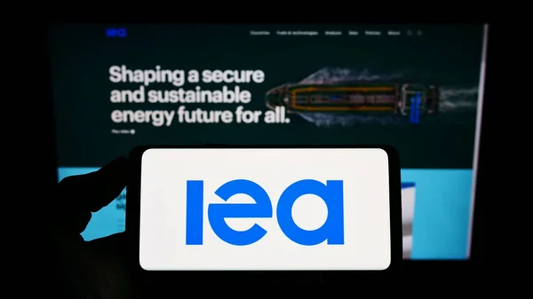 Person Mit Handy Mit Logo Der Internationalen Energieagentur Iea Auf — Stockfoto