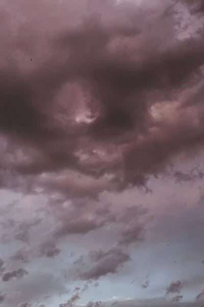Драматический Снимок Темно Пурпурного Облачного Неба — стоковое фото
