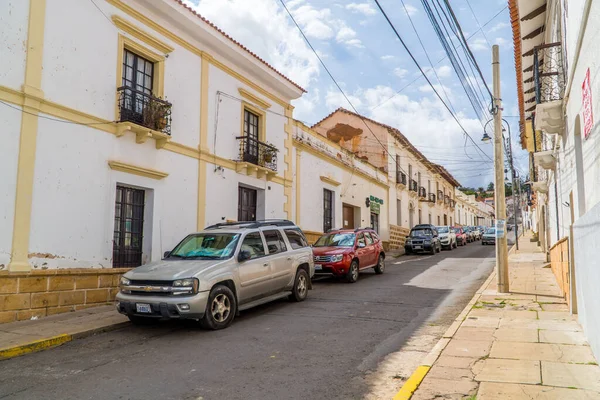 Vista Calle Con Coches Aparcados Edificios Ciudad Contra Cielo Azul — Foto de Stock