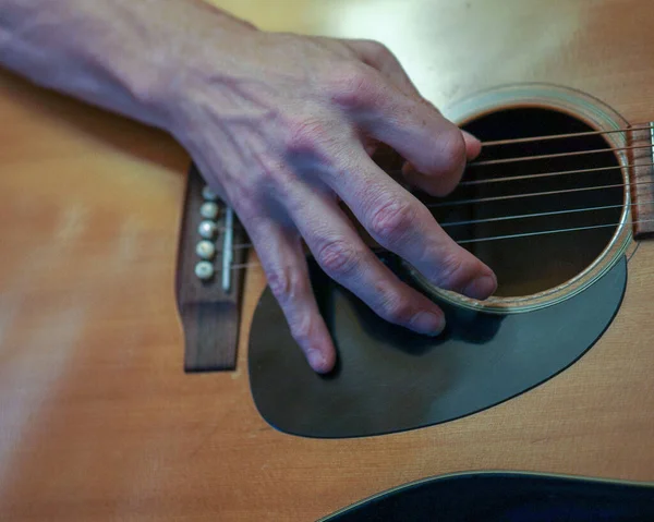 Nahaufnahme Einer Männlichen Hand Die Auf Gitarrensaiten Trommelt — Stockfoto