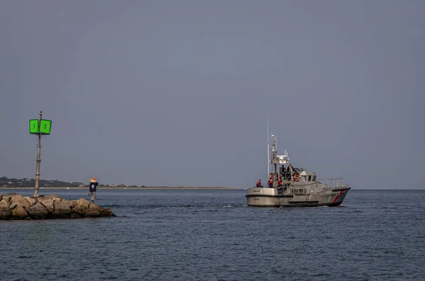 アメリカのマサチューセッツ州のマーサズ ヴィニヤードに港を出る沿岸警備隊の船 — ストック写真