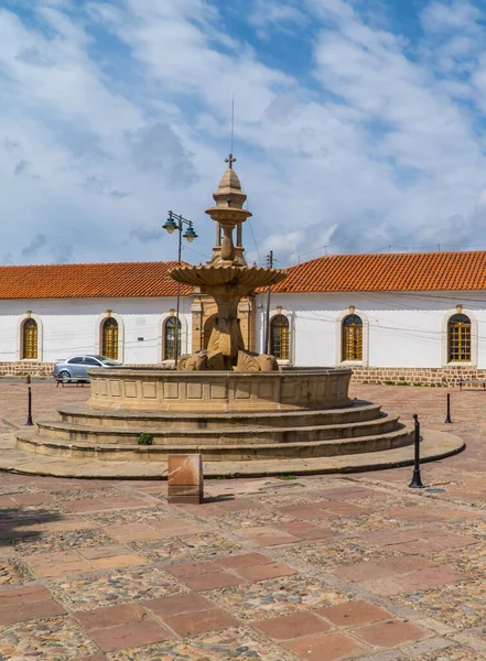 Una Escultura Plaza Del Monasterio Recoleta Contra Cielo Nublado Sucre —  Fotos de Stock