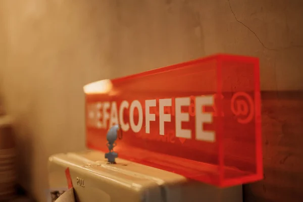 Uma Caixa Plástico Laranja Com Café Escrito Nele — Fotografia de Stock