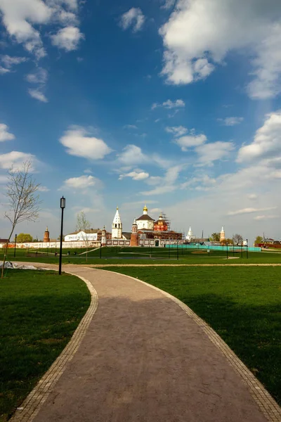 Vertical Shot Pathway Bobrenev Monastery Cathedral Nativity Blessed Virgin Mary — Stock Photo, Image