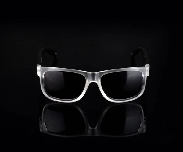 Primer Plano Gafas Sol Con Monturas Blancas Reflejadas Una Superficie —  Fotos de Stock