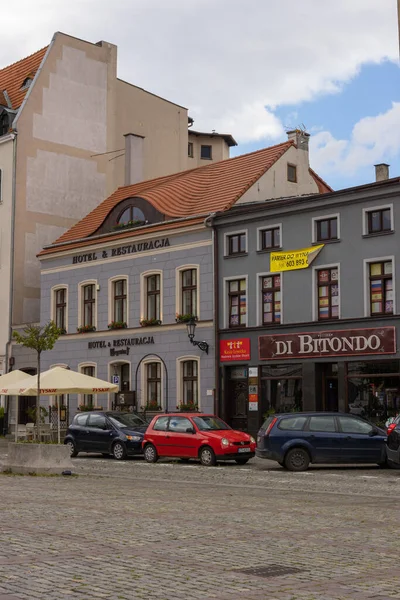 Vertical Shot Cars Parked Front Shops Traditional Buildings Torun Poland — Stock Photo, Image