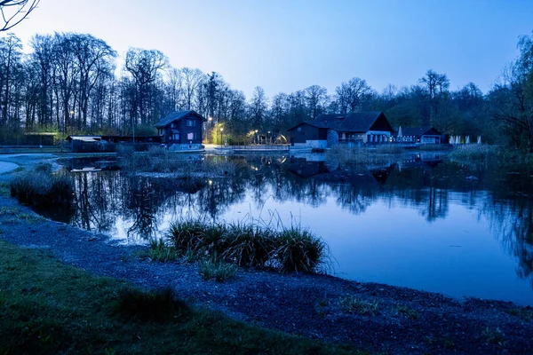 Sjön Sauvabelin Med Återspegling Träd Och Hus Stranden Lausanne Schweiz — Stockfoto