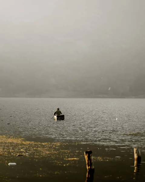 Чоловік Маленькому Човні Пливе Іншого Берега Озера Атітлан Вкритий Туманом — стокове фото
