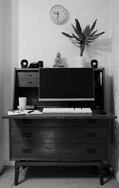 Серый Снимок Старого Винтажного Письменного Стола Компьютером — стоковое фото