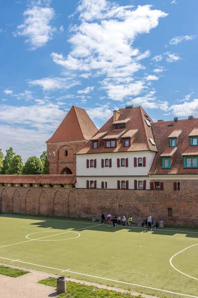 Colpo Verticale Persone Campo Calcio Verde Con Edifici Sullo Sfondo — Foto Stock