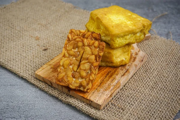 Eine Nahaufnahme Von Gebratenem Tofu Und Gebratenem Tempeh Auf Küchenholzbrett — Stockfoto