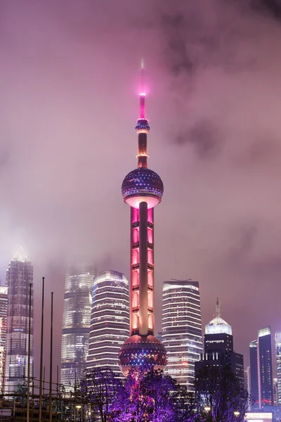 Vertikal Bild Den Upplysta Oriental Pearl Tower Natten Shanghai Kina — Stockfoto