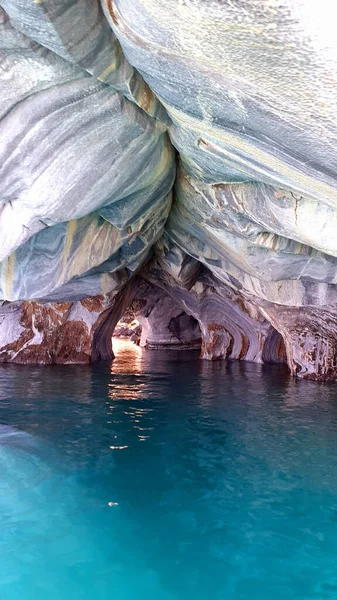 Κάθετη Λήψη Μαρμάρινων Σπηλαίων Catedral Marmol Στη Χιλή — Φωτογραφία Αρχείου