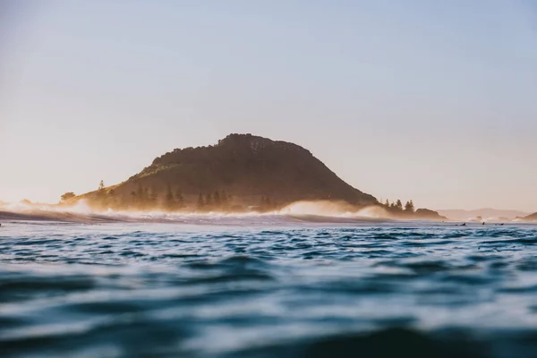 Ein Schöner Blick Auf Das Meer Mit Einem Berg Hintergrund — Stockfoto